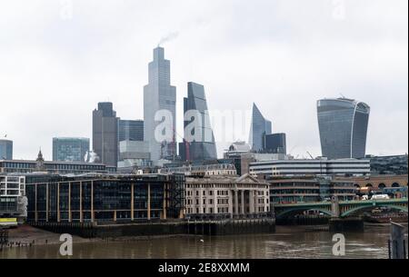 London, Großbritannien. Februar 2021. Das Foto vom 1. Februar 2021 zeigt eine allgemeine Ansicht der City of London, in London, Großbritannien. Das Vereinigte Königreich bewirbt sich förmlich um den Beitritt zur umfassenden und progressiven Transpazifischen Partnerschaft (CPTPP), wobei in diesem Jahr offizielle Verhandlungen aufgenommen werden sollen, erklärte die britische Regierung am Samstag. Quelle: Han Yan/Xinhua/Alamy Live News Stockfoto