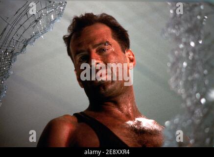 Die Hard ist ein amerikanischer Actionfilm von 1988 unter der Regie von John McTiernan, geschrieben von Jeb Stuart und Steven E. de Souza. Bruce Willis, Alan Rickman, Alexander Godunov und Bonnie Bedelia sind hier zu sehen. Dieses Foto ist nur für redaktionelle Zwecke bestimmt und unterliegt dem Urheberrecht des Filmunternehmens und/oder des Fotografen, der vom Film oder der Produktionsfirma beauftragt wurde, und darf nur von Publikationen im Zusammenhang mit der Bewerbung des oben genannten Films reproduziert werden. Eine obligatorische Gutschrift an das Filmunternehmen ist erforderlich. Der Fotograf sollte auch bei Bekanntwerden des Fotos gutgeschrieben werden. Stockfoto