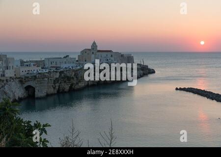 Italien Vieste San Francesco Kirche auf Punta San Francesco at Sonnenaufgang Stockfoto