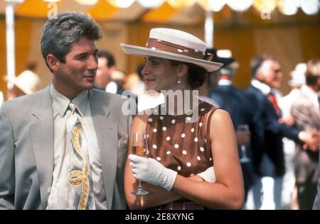 Pretty Woman ist ein amerikanischer Romantikkomödienfilm von 1990 unter der Regie von Garry Marshall aus einem Drehbuch von J. F. Lawton. Der Film spielt mit Richard Gere und Julia Roberts und zeigt Héctor Elizondo, Ralph Bellamy (in seiner Abschlussaufführung), Laura San Giacomo und Jason Alexander in Nebenrollen. Dieses Foto ist nur für redaktionelle Zwecke bestimmt und unterliegt dem Urheberrecht des Filmunternehmens und/oder des Fotografen, der vom Film oder der Produktionsfirma beauftragt wurde, und darf nur von Publikationen im Zusammenhang mit der Bewerbung des oben genannten Films reproduziert werden. Eine obligatorische Gutschrift an das Filmunternehmen ist erforderlich. Das P Stockfoto