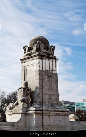 Liberty Bell Replik vor Union Station und Christopher Columbus Statue, im Hintergrund Washington D.C. Stockfoto