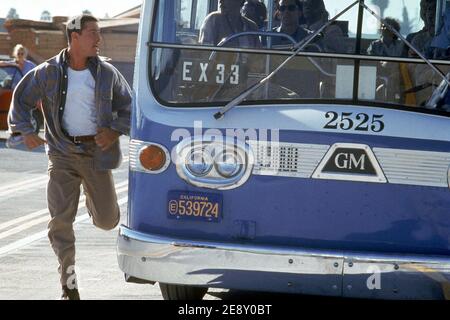 Speed ist ein amerikanischer Action-Thriller-Film von 1994, der von Jan de Bont in seinem Regiedebüt als Spielfilm inszeniert wurde. Der Film ist mit Keanu Reeves, Dennis Hopper, Sandra Bullock, Joe Morton und Jeff Daniels zu sehen. Dieses Foto ist nur für redaktionelle Zwecke bestimmt und unterliegt dem Urheberrecht des Filmunternehmens und/oder des Fotografen, der vom Film oder der Produktionsfirma beauftragt wurde, und darf nur von Publikationen im Zusammenhang mit der Bewerbung des oben genannten Films reproduziert werden. Eine obligatorische Gutschrift an das Filmunternehmen ist erforderlich. Der Fotograf sollte auch bei Bekanntwerden des Fotos gutgeschrieben werden. Stockfoto