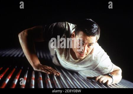 Speed ist ein amerikanischer Action-Thriller-Film von 1994, der von Jan de Bont in seinem Regiedebüt als Spielfilm inszeniert wurde. Der Film ist mit Keanu Reeves, Dennis Hopper, Sandra Bullock, Joe Morton und Jeff Daniels zu sehen. Dieses Foto ist nur für redaktionelle Zwecke bestimmt und unterliegt dem Urheberrecht des Filmunternehmens und/oder des Fotografen, der vom Film oder der Produktionsfirma beauftragt wurde, und darf nur von Publikationen im Zusammenhang mit der Bewerbung des oben genannten Films reproduziert werden. Eine obligatorische Gutschrift an das Filmunternehmen ist erforderlich. Der Fotograf sollte auch bei Bekanntwerden des Fotos gutgeschrieben werden. Stockfoto