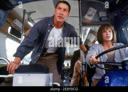 Speed ist ein amerikanischer Action-Thriller-Film von 1994, der von Jan de Bont in seinem Regiedebüt als Spielfilm inszeniert wurde. Der Film ist mit Keanu Reeves, Dennis Hopper, Sandra Bullock, Joe Morton und Jeff Daniels zu sehen. Dieses Foto ist nur für redaktionelle Zwecke bestimmt und unterliegt dem Urheberrecht des Filmunternehmens und/oder des Fotografen, der vom Film oder der Produktionsfirma beauftragt wurde, und darf nur von Publikationen im Zusammenhang mit der Bewerbung des oben genannten Films reproduziert werden. Eine obligatorische Gutschrift an das Filmunternehmen ist erforderlich. Der Fotograf sollte auch bei Bekanntwerden des Fotos gutgeschrieben werden. Stockfoto