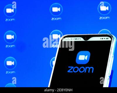 In dieser Abbildung ist ein Zoom Video Communications, Inc. Logo auf einem Smartphone-Bildschirm zu sehen. Stockfoto