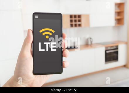 LTE schnelle Internetverbindung. Mann hält Smartphone mit LTE-Logo auf dem Bildschirm. Stockfoto