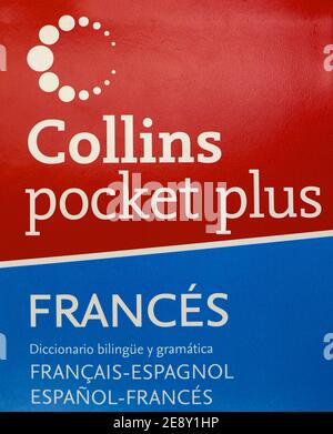 Foto des Deckbels des Collins Pocket Plus Fremdsprachenwörterbuchs Französisch-Spanisch-Französisch rot-weiß und blauer Druck Stockfoto