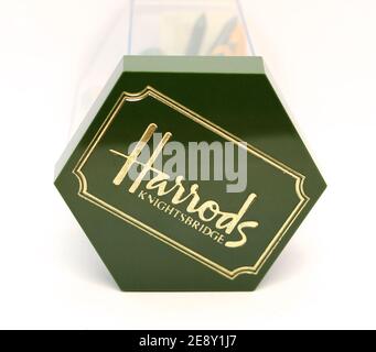 Foto einer Geschenkbox aus naturlackiertem Holz und grün lackierten Golf-T-Stücken, bedruckt mit Harrods Knightsbridge London England UK Stockfoto