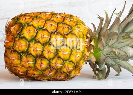Frische Ananas auf weißem Holzhintergrund Stockfoto