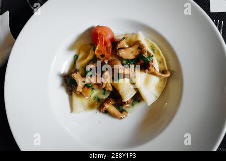 Ein maultaschen-Teller mit Pilzen darauf Stockfoto