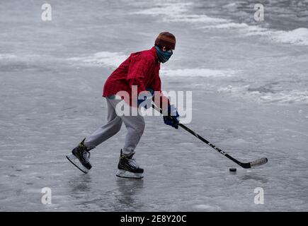 Eishockeyspieler auf einem gefrorenen See Stockfoto