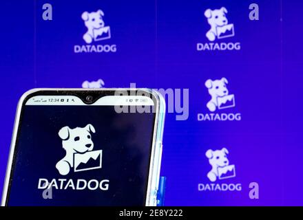 Ukraine. Februar 2021. In dieser Abbildung ist ein Datadog Inc. Logo auf einem Smartphone-Bildschirm zu sehen. Kredit: Igor Golovniov/SOPA Images/ZUMA Wire/Alamy Live Nachrichten Stockfoto