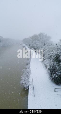 Oxford, Großbritannien. Wetter in Großbritannien. Starker Schnee an der Themse, in der Nähe von Iffley Lock, Oxford, Oxfordshire. Kredit: Amy Deats/Alamy Stockfoto