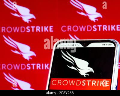 Ukraine. Februar 2021. In dieser Abbildung ist ein CrowdStrike Holdings, Inc. Logo auf einem Smartphone-Bildschirm zu sehen. Kredit: Igor Golovniov/SOPA Images/ZUMA Wire/Alamy Live Nachrichten Stockfoto