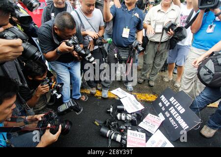 Fotojournalisten auf den Philippinen protestierten im September 2014 vor dem Repräsentantenhaus gegen das House of Representative gegen das House Bill 4807 oder den "Protection Against Personal Intrusion Act". Die Rechnung wird verhindern, dass Medien, jede Art von visuellen Bild, Tonaufnahme, oder andere physische Eindruck einer individuellen, persönlichen oder familiären Aktivitäten für kommerzielle Zwecke zu erfassen, und auch wenn keine physische Übertretung stattgefunden hat. Manila, Philippinen. Stockfoto