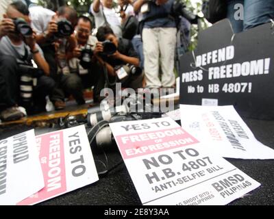 Fotojournalisten auf den Philippinen protestierten im September 2014 vor dem Repräsentantenhaus gegen das House of Representative gegen das House Bill 4807 oder den "Protection Against Personal Intrusion Act". Die Rechnung wird verhindern, dass Medien, jede Art von visuellen Bild, Tonaufnahme, oder andere physische Eindruck einer individuellen, persönlichen oder familiären Aktivitäten für kommerzielle Zwecke zu erfassen, und auch wenn keine physische Übertretung stattgefunden hat. Manila, Philippinen. Stockfoto