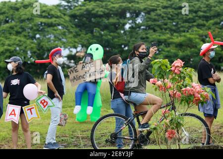 Eine Fotografin auf einem Fahrrad, die versucht, Fotos vom anhaltenden Protest gegen die Verabschiedung des Anti-Terror-Gesetzes zu machen. 12. Juni 2020, Quezon City Philippinen. Stockfoto