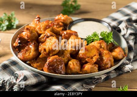 Hausgemachte vegetarische vegane Buffalo Chicken Wings mit Ranch Stockfoto