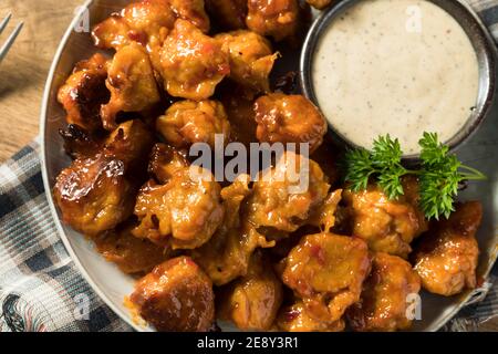 Hausgemachte vegetarische vegane Buffalo Chicken Wings mit Ranch Stockfoto