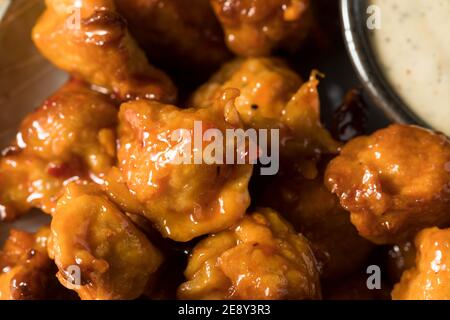 Hausgemachte vegetarische vegane Buffalo Chicken Wings mit Ranch Stockfoto