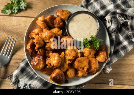 Hausgemachte vegetarische vegane Buffalo Chicken Wings mit Ranch Stockfoto