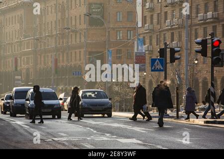 Nicht identifizierte Menschen überqueren die Straße im zentralen Teil von Minsk in Winter Stockfoto