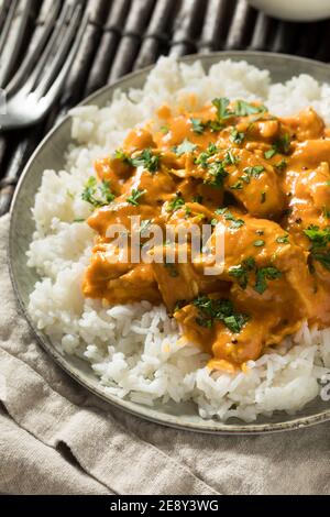 Hausgemachtes Mangokokos-Curry-Huhn mit weißem Reis Stockfoto