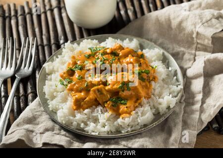 Hausgemachtes Mangokokos-Curry-Huhn mit weißem Reis Stockfoto