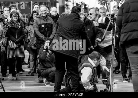 Einige Menschen unterstützen den Brexit und unterbrechen aggressiv die Volksabstimmung auf dem Keele Square. Dokumentarfotografin Jenny Goodfellow hat gesehen, wie sie das Gefecht in der Mitte dokumentiert. 6. Oktober 2018, Sunderland, England. Stockfoto