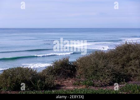 Blick Auf Den Ozean Encinitas California Surfers Beach Low Tide Sonnentag Klippen und Wellen Stockfoto