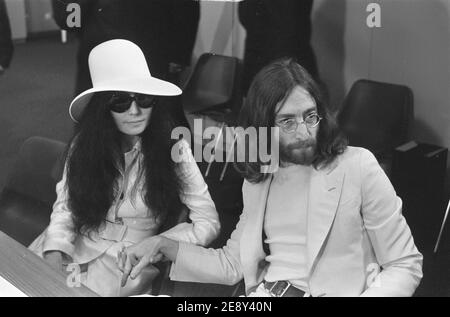 John Lennon und Yoko Ono nach zwei einwöchigen Schlafzimmern für den Frieden im Hilton Hotel in Amsterdam, 1969 Stockfoto
