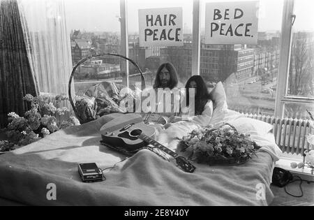 John Lennon und Yoko Ono in den zwei wöchigen Bed-ins für Frieden im Hilton Hotel in Amsterdam 1969. Stockfoto