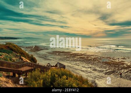 Blick Auf Den Ozean Encinitas California Surfers Beach Low Tide Sonnentag Klippen und Wellen Stockfoto