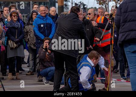 Einige Menschen unterstützen den Brexit und unterbrechen aggressiv die Volksabstimmung auf dem Keele Square. Dokumentarfotografin Jenny Goodfellow hat gesehen, wie sie das Gefecht in der Mitte dokumentiert. 6. Oktober 2018, Sunderland, England. Stockfoto