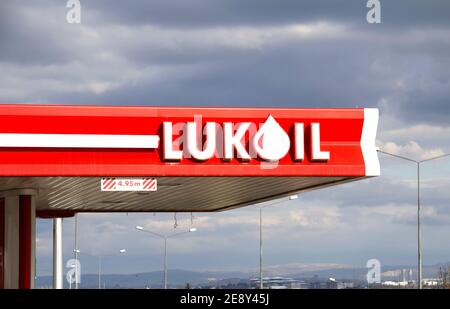 Schild Lukoil Tankstelle. LUKOIL ist ein großes internationales Öl- und Gasunternehmen Stockfoto