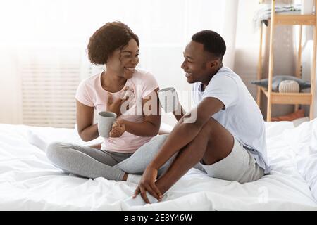 Glückliche schwarze Familie genießen Wochenende zu Hause zusammen Stockfoto