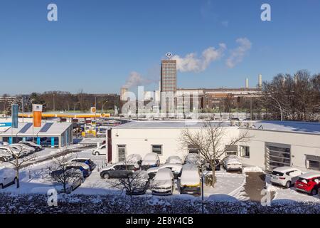 Der alte Firmensitz von Volkswagen ist ein prominentes Wahrzeichen in Wolfsburg. Der neue Hauptsitz ist viel dekreter Stockfoto