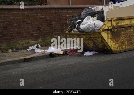 Ein Überlauf mit Hausmüll, der Gehwege und Straßen vermüllt Mit Kopierbereich Stockfoto
