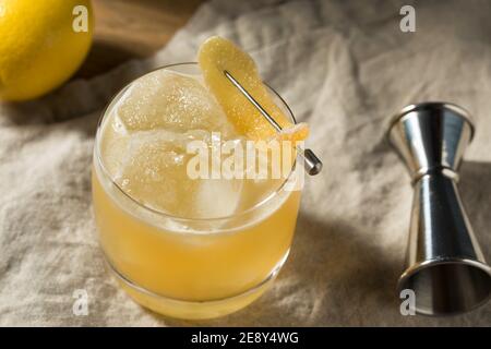 Alkoholischer Penicillin Cocktail mit Scotch und Ginger Stockfoto