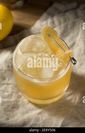 Alkoholischer Penicillin Cocktail mit Scotch und Ginger Stockfoto