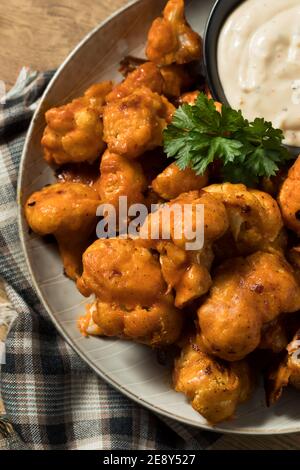 Hausgemachte würzige Buffalo Blumenkohl Flügel mit Ranch Stockfoto