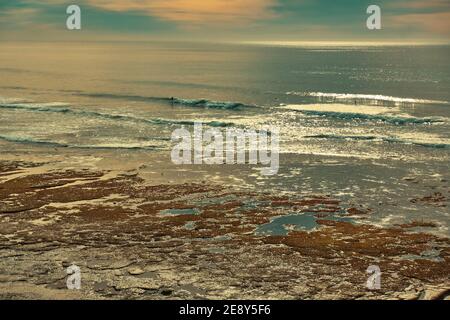 Surfen in Encinitas California Surfers Beach Low Tide Sonnentag Klippen und Wellen Stockfoto