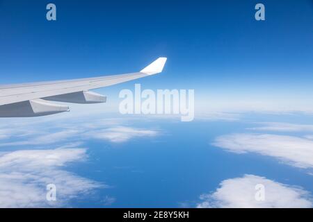 Wolken, Flugzeugfenster mit blauem Himmel und Wolken Stockfoto