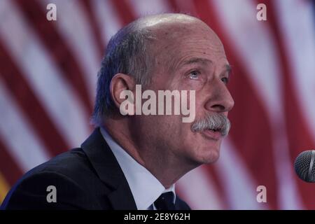 Washington, District of Columbia, USA. Februar 2021. DC-Ratsvorsitzender PHIL MENDELSON spricht heute am 01. Februar 2021 bei einer Pressekonferenz über Covid19-Impfstoff und Capitol Fence in der Old Council Chamber in Washington DC, USA. Quelle: Lenin Nolly/ZUMA Wire/Alamy Live News Stockfoto