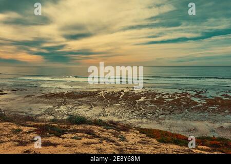 Blick Auf Den Ozean Encinitas California Surfers Beach Low Tide Sonnentag Klippen und Wellen Stockfoto