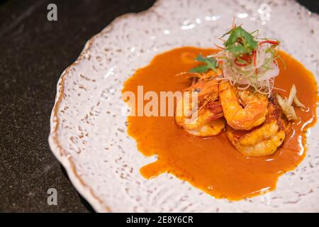 Indische würzige Lebensmittel Garnelen Curry mit Kokosnuss zubereitet serviert als Beilage Stockfoto