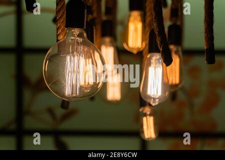 Stilvolle, moderne und dekorative Lampen, die im Dunkeln offen sind. Stockfoto