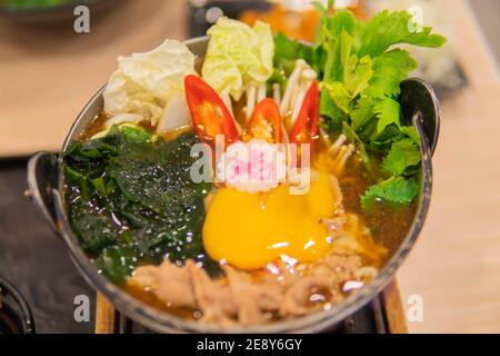 Japanischer Sukiyaki-Topf mit Gemüse Stockfoto