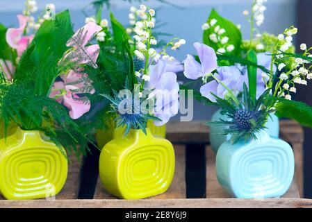 Kleiner Frühling, Sommer Blumensträuße in keramischen Vasen auf dem Markt im Regal Stockfoto