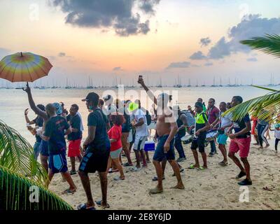 Sainte Anne, Frankreich. 31. Jan, 2021. Bilder von gestern Sonntag 31. Karneval ist in vielen Regionen der Antillen wegen Covid19 verboten, aber einige Gruppen respektieren dieses Verbot nicht und gehen an die Strände, um Karneval zu machen. Einige Touristen genießen die Party. Quelle: Manuel JEAN-FRANCOIS/Alamy Live News Stockfoto